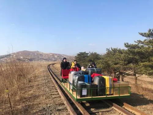 In "fuga" sul carrello: così i diplomatici russi lasciano la Corea del Nord