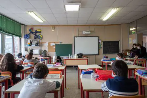 Verso le scuole chiuse anche in zona gialla o arancio: le condizioni per la stretta