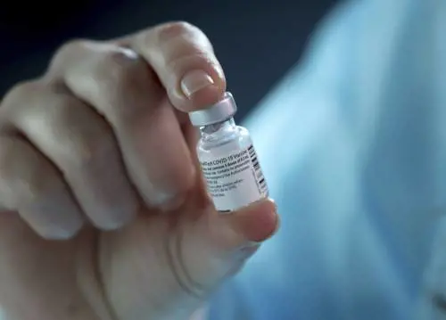 Il vaccino anti-coronavirus? "Ai già infettati una sola dose"