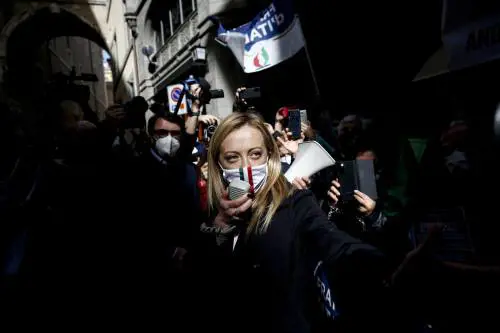 "Pressione marcata sul foglio... Vi dico chi è davvero la Meloni"