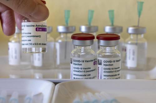 Giallo del vaccino Astrazeneca: "4 dosi su 5 sono inutilizzate"