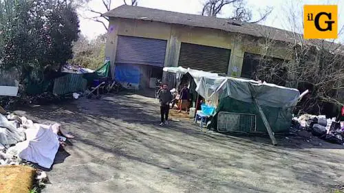 La caserma dei militari diventa un campo rom