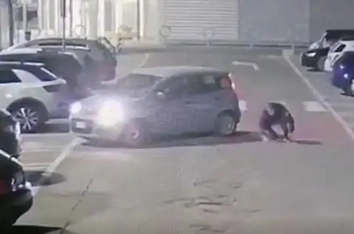 Simulava incidenti nei parcheggi per farsi risarcire. Incastrato dalle telecamere
