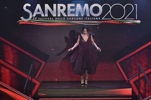 Sanremo, Matilda sfida le scaramanzie, abito tra vinaccia e viola