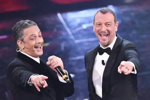 Sanremo, Fiorello ne ha pure per i politici: "Pagati per occupare la poltrona"