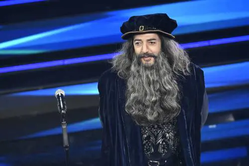 Sanremo, Max Gazzè infiamma i social: "Canta piano-vaccini Arcuri"