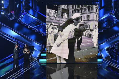 Sanremo, Matilda De Angelis mostra la foto del bacio ma sbaglia la storia
