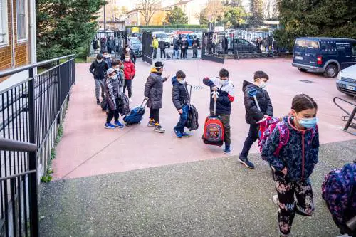Chiuse tutte le scuole nelle zone rosse e dove il rischio è alto. No di sindaci e presidi