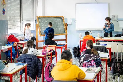 Divisa anche la scienza. "Così li roviniamo". "Coi ragazzi in aula l'Rt è cresciuto del 25%"