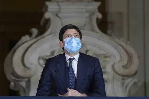 Il ministero valuta il siero Oxford per gli over 65. Oggi il summit con le Regioni: "Regole comuni"