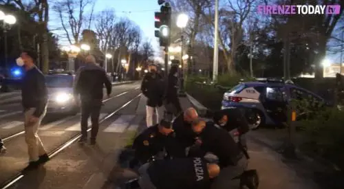 Pugni, insulti, sputi agli agenti. Brumotti e la rissa con i pusher