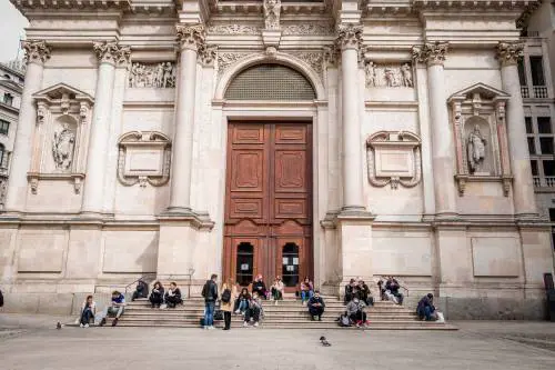 Boom di contagi nel Paese. "Tutta Italia da zona rossa"
