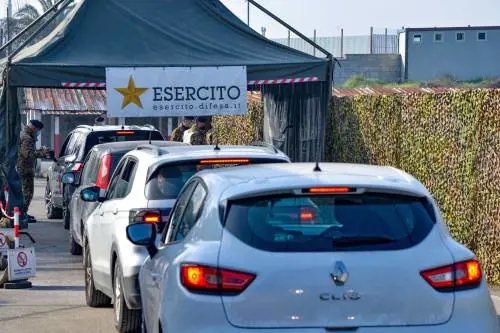 Covid, esercito in campo. A Caserta nuovo centro vaccinale: "Qui mille vaccini al giorno"