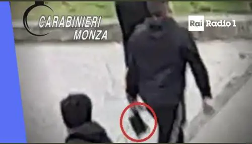 Spedizione punitiva choc: il sangue in strada con machete e mazze