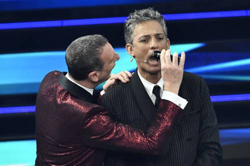 Sanremo, Fiorello si rade i baffi in diretta: "Sembro D'Alema? Basta, me li taglio"