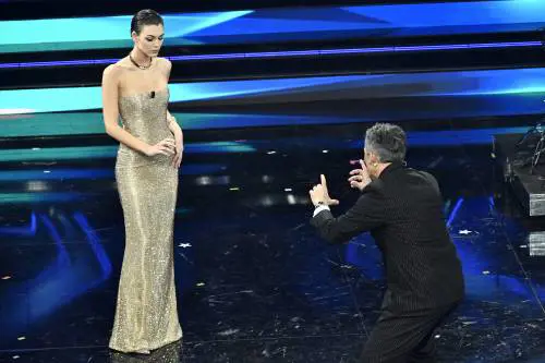Sanremo, Fiorello imbarazza Vittoria Ceretti: "Sei magretta". Lei reagisce