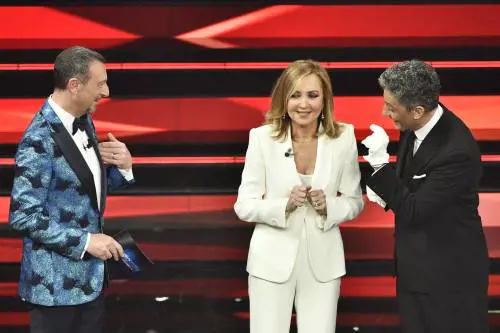 Sanremo, Barbara Palombelli sul palco in bianco