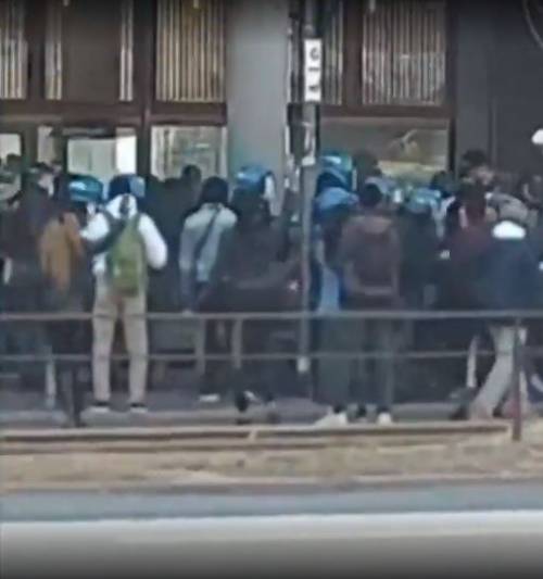 Senegalesi assaltano il consolato: interviene la polizia