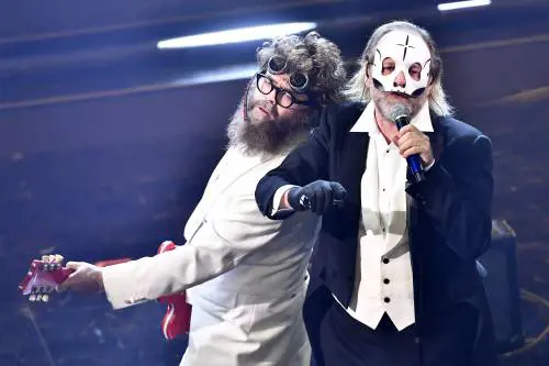 "Scortesia", "Rispettate il Papa..." Lite tra Sgarbi, Extraliscio e Venier