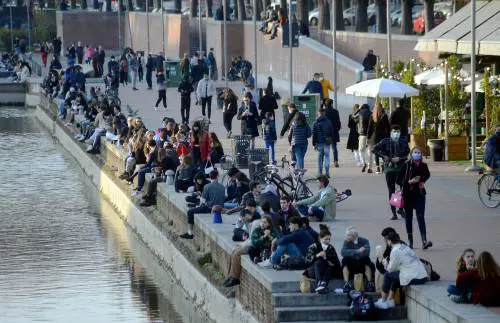 Una folla "invade" i Navigli a Milano: scatta il blocco