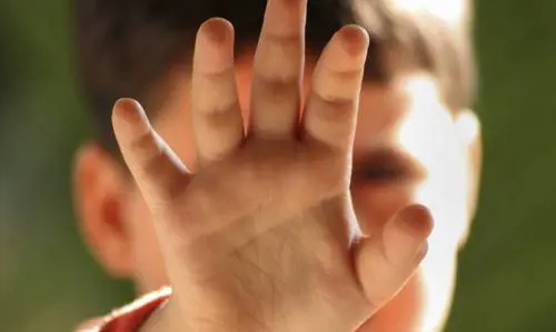 Un patrigno da incubo: soprusi e botte al figliastro di 11 anni