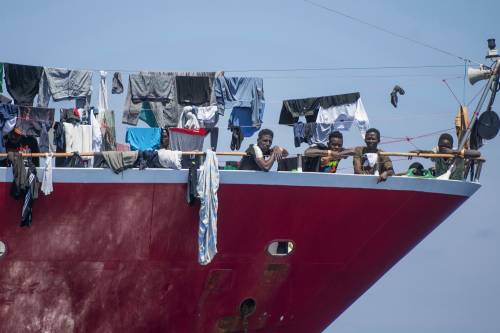 Le foto che inchiodano l'Ong: così proteggevano i trafficanti