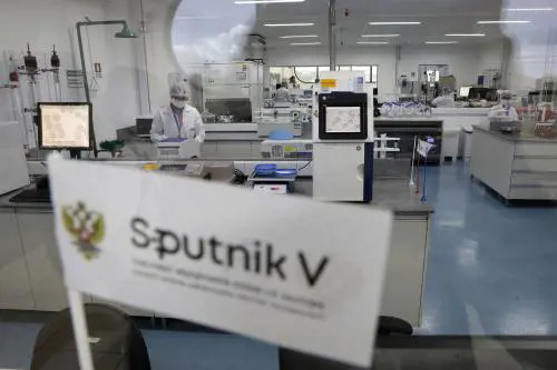 Ema: "Sputnik? Roulette russa". Ma l'Italia vuole produrlo