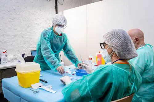 Vaccini ai furbetti e fiale tra i rifiuti