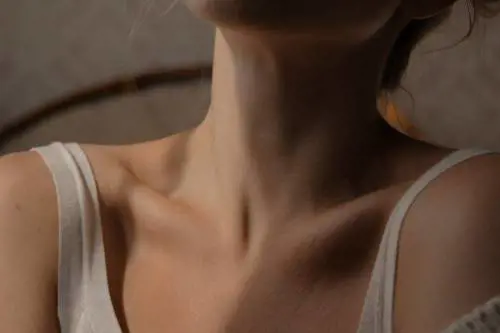 Collo, come rendere tonica la cute in modo naturale