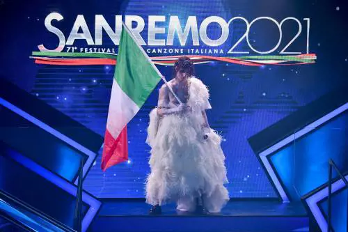 "Perché ha offeso il tricolore". Lauro fa (ancora) discutere...