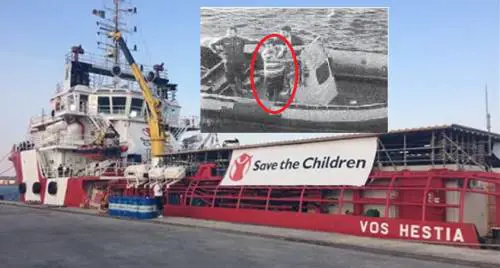 Quella foto del 2017 che svela il legame tra i trafficanti e l'Ong