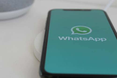 Altra truffa su WhatsApp: con un trucco ti svuotano il conto