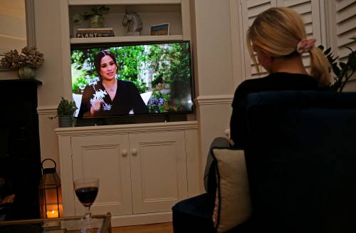 Scende in campo anche Hillary Perché sta con Henry e Meghan