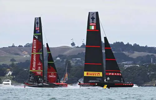 Qualche nuvola nasconde Luna Rossa: ritiro contro Emirates, riscatto coi francesi