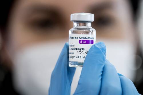 Vaccino, AstraZeneca taglia dosi destinate alla Ue