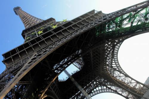 Evacuata la Torre Eiffel per un falso allarme bomba: artificieri sul posto