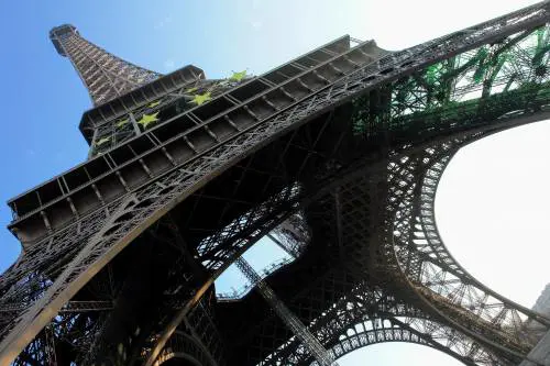 Evacuata la Torre Eiffel per un falso allarme bomba: artificieri sul posto