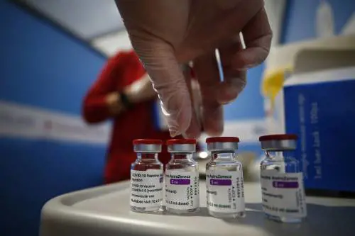 "Ci sono logiche economiche...": i sospetti sulla guerra ai vaccini