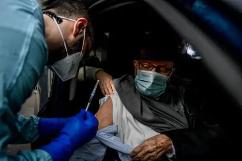 Vaccini e tamponi: a Milano il primo Drive Through della Difesa