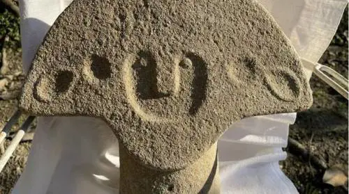 Fa trekking in montagna e trova una statua di 5mila anni fa
