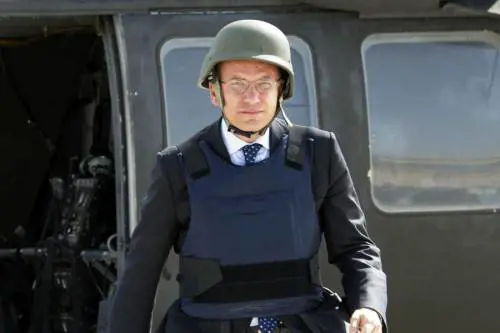 Enrico Letta indossa l'elmetto e la Dadone i tacchi a spillo 