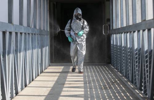 Confini sigillati e isolamento. La tattica dei Paesi "Covid free