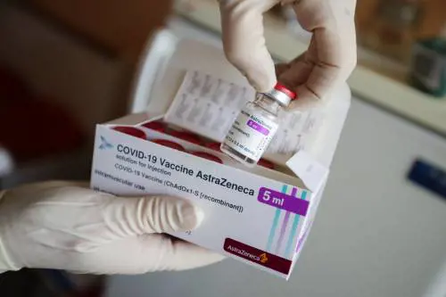 "Trombosi in giovani vaccinati". Cosa c'è dietro lo stop ad AstraZeneca