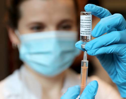 Insegnante muore dopo il vaccino: il Piemonte blocca il lotto AstraZeneca