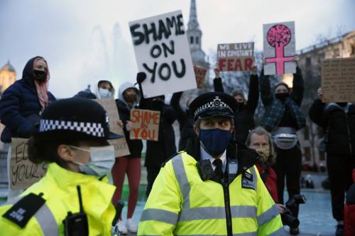 Violenze alla veglia per Sarah. L'ira di Londra su Scotland Yard
