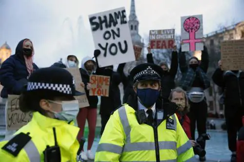 Violenze alla veglia per Sarah. L'ira di Londra su Scotland Yard