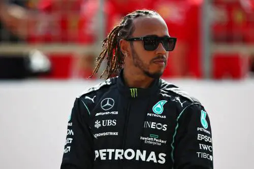 Lewis, il re è sempre lui. Spegne Verstappen e prepara già la fuga