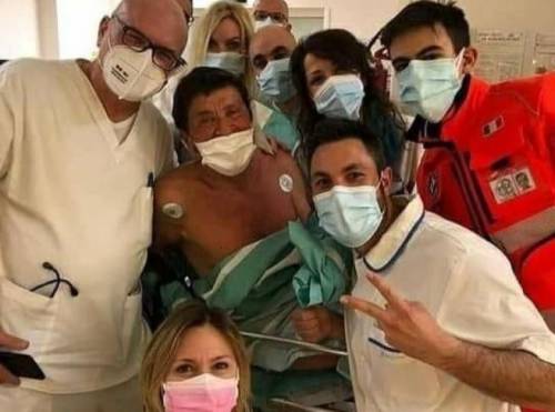 Morandi e la foto dall'ospedale: ecco come sta adesso il cantante dopo le ustioni