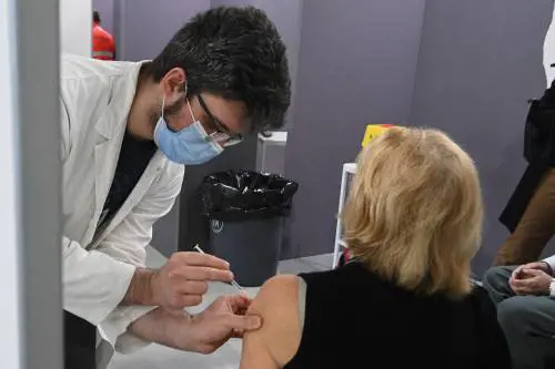 Trombosi anomale o impurità? Cosa si cerca nelle fiale di Astrazeneca