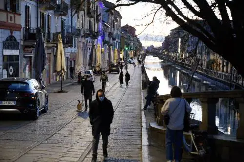 "La gente vede i poliziotti, va via e si scusa". Stop agli assembramenti per l'aperitivo